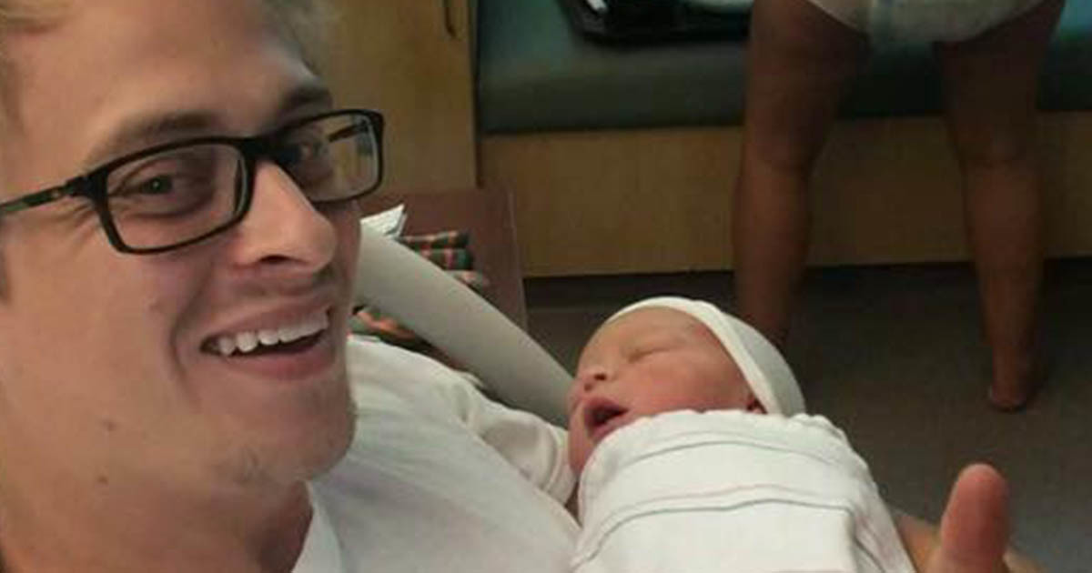 Papa Macht Ein Selfie Mit Seinem Baby Doch Alle Reden Uber Die