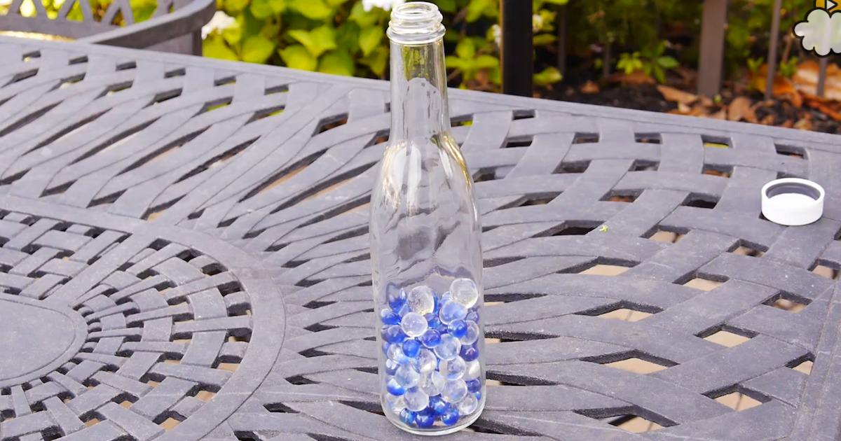 Él pone canicas en la botella. ¿Lo que echa por encima? !Genial!