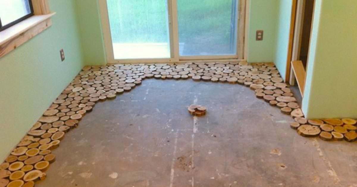 Cubren el piso de concreto con pedazos de madera. Al estar listos lo