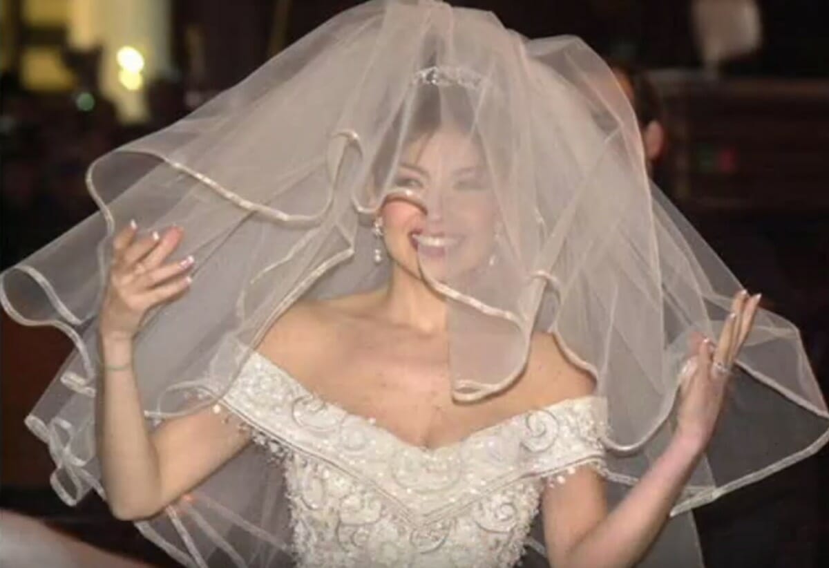 El vestido de boda de Thalia - con sus 70 kg todavía sigue dando que hablar