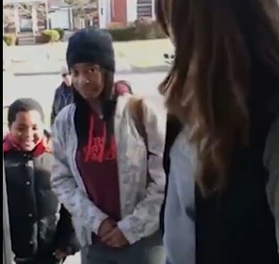 No vas a poder ver este video sin emocionarte: Niño sin hogar recibe su propia cama por primera vez. - Imagen 2