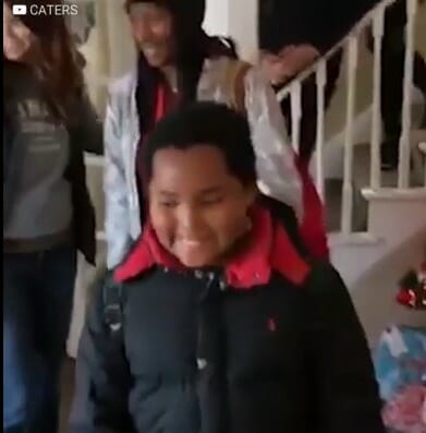 No vas a poder ver este video sin emocionarte: Niño sin hogar recibe su propia cama por primera vez. - Imagen 3