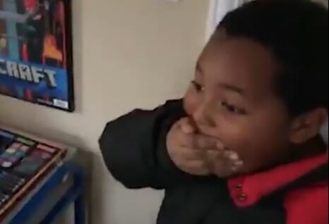 No vas a poder ver este video sin emocionarte: Niño sin hogar recibe su propia cama por primera vez. - Imagen 4