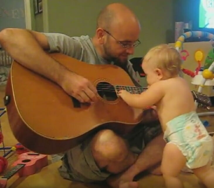 Bebis spelar gitarr