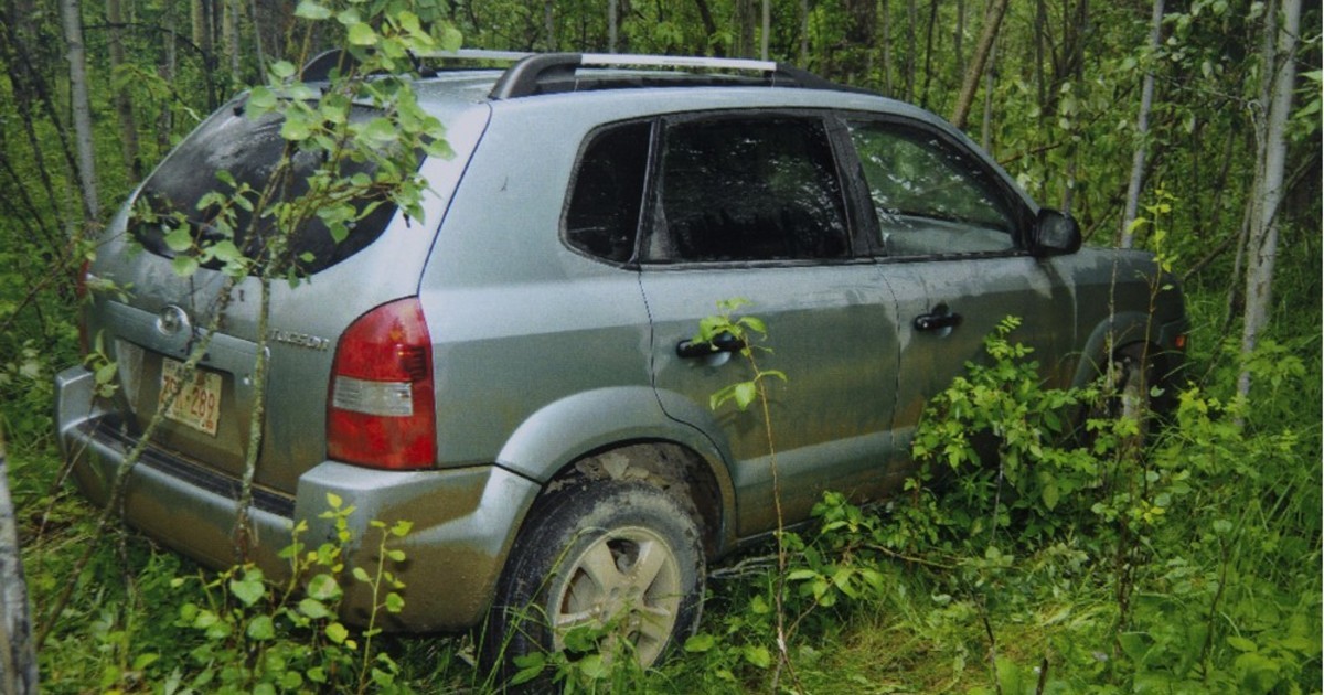 Teens find abandoned car in woods - look on the seat and realize ...