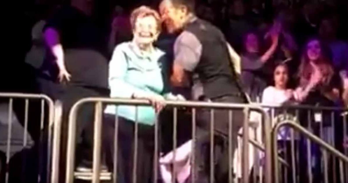 Bruce Springsteen Shares An Adorable Dance With His 90-Year-Old Mom At ...