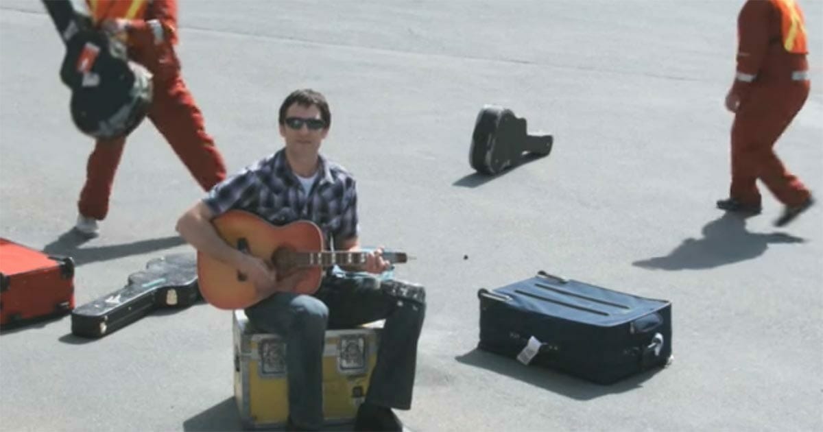 Дэйв кэрролл музыкант. Песня united breaks guitars. Сломанная рок гитара. United breaks guitars lyrics. Песня юнайтед разбивает гитары.