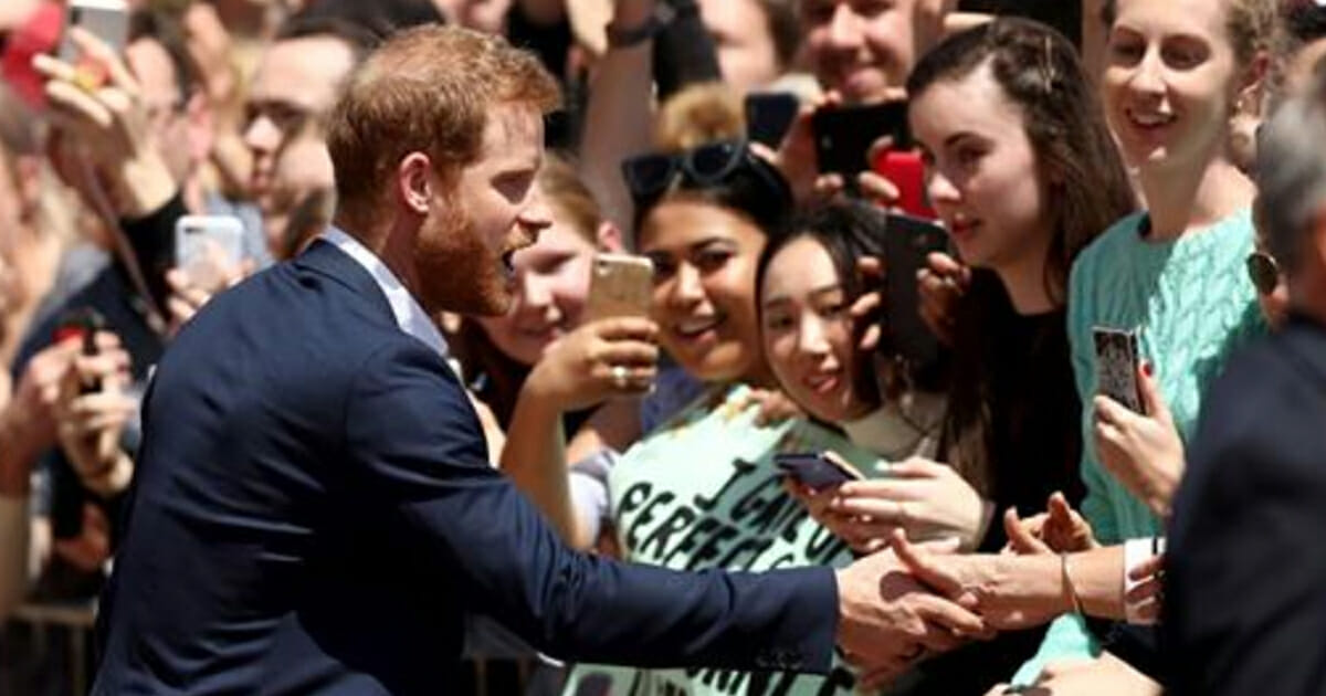 Prince Harry has hilarious reaction to fan's huge gift for Meghan Markle(00)
