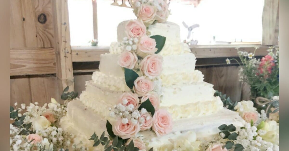 Woman creates beautiful Costco wedding cake for frugal brother's wedding