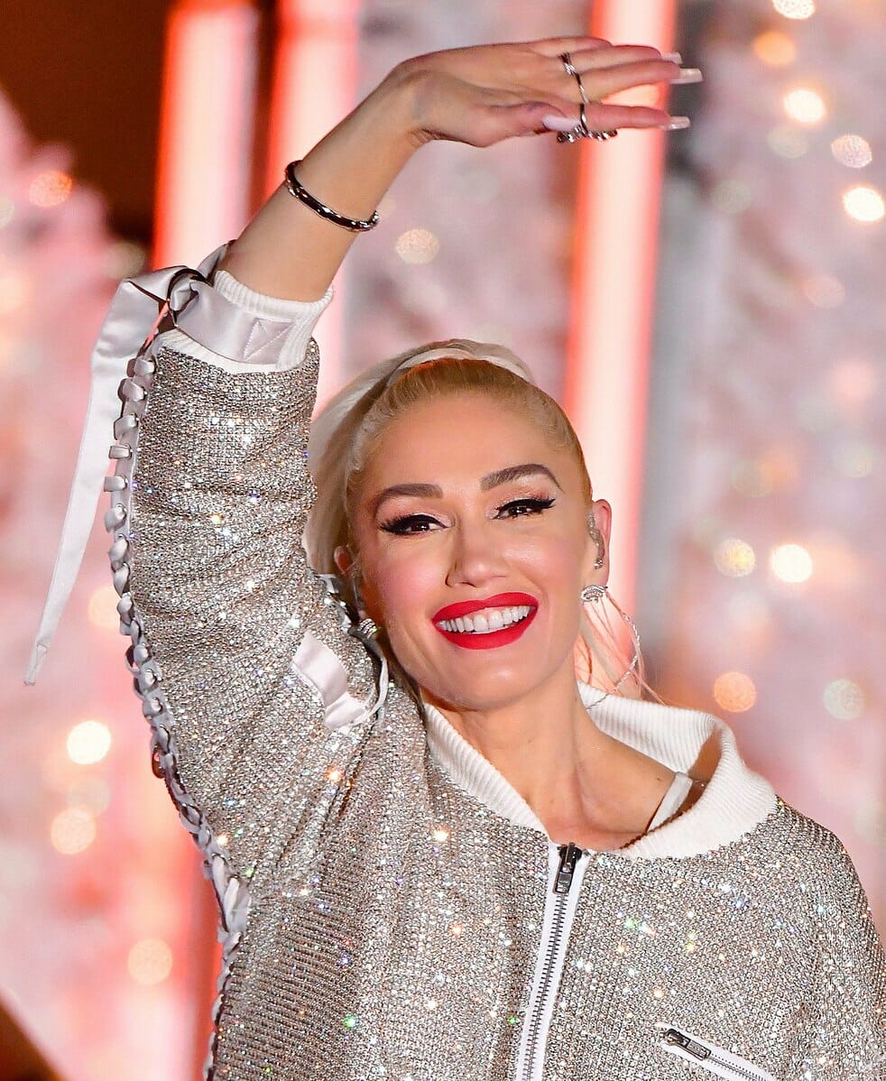 gwen-stefani-ditching-her-foundation-and-leaves-us-with-no-words