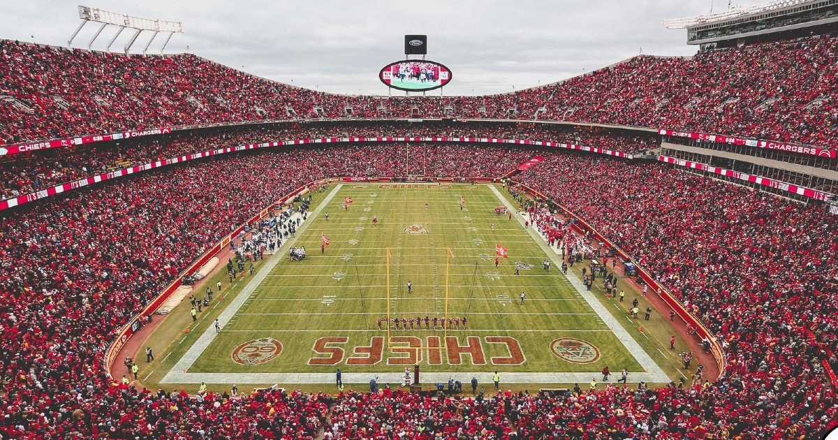 Kansas City Chiefs ban fans from wearing Native American headdresses and face paint