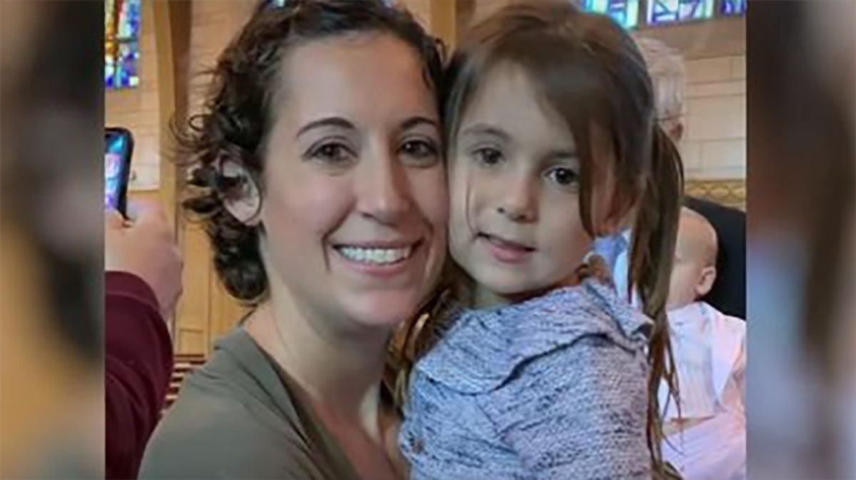 Four Year Old Calls 911 And Saves Moms Life After Finding Her Unconscious On The Floor 