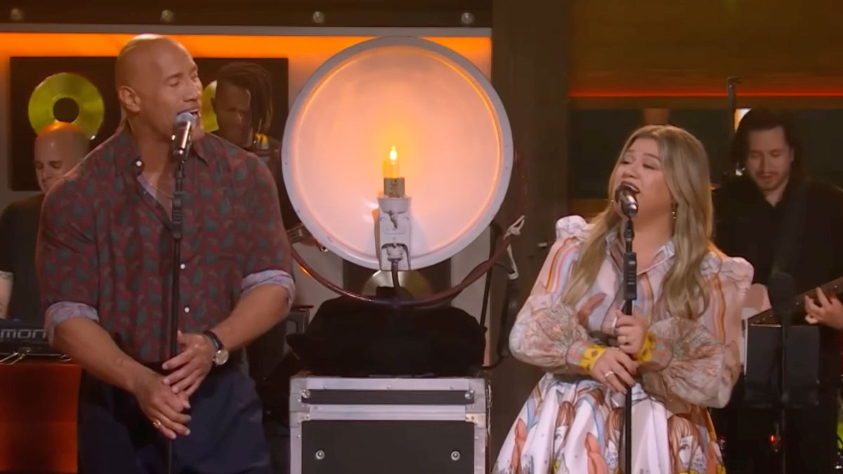 Kelly Clarkson And Dwayne Johnson Pay Tribute To Loretta Lynn With ...