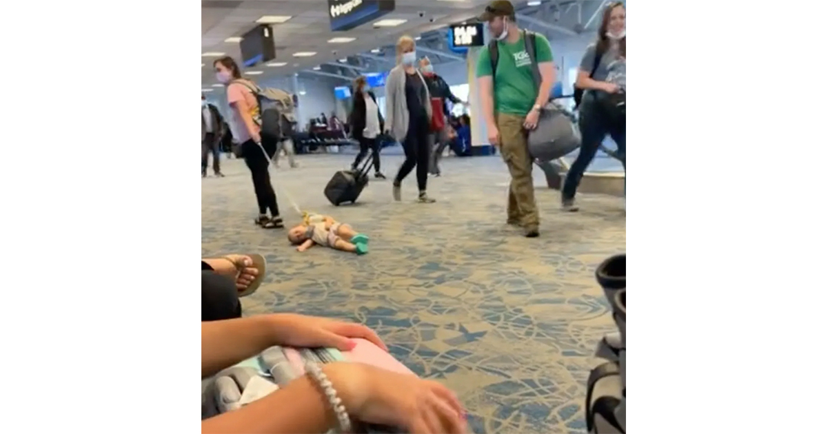 Mamma attaccata online perché ha trascinato il figlio attraverso l’aeroporto col guinzaglio