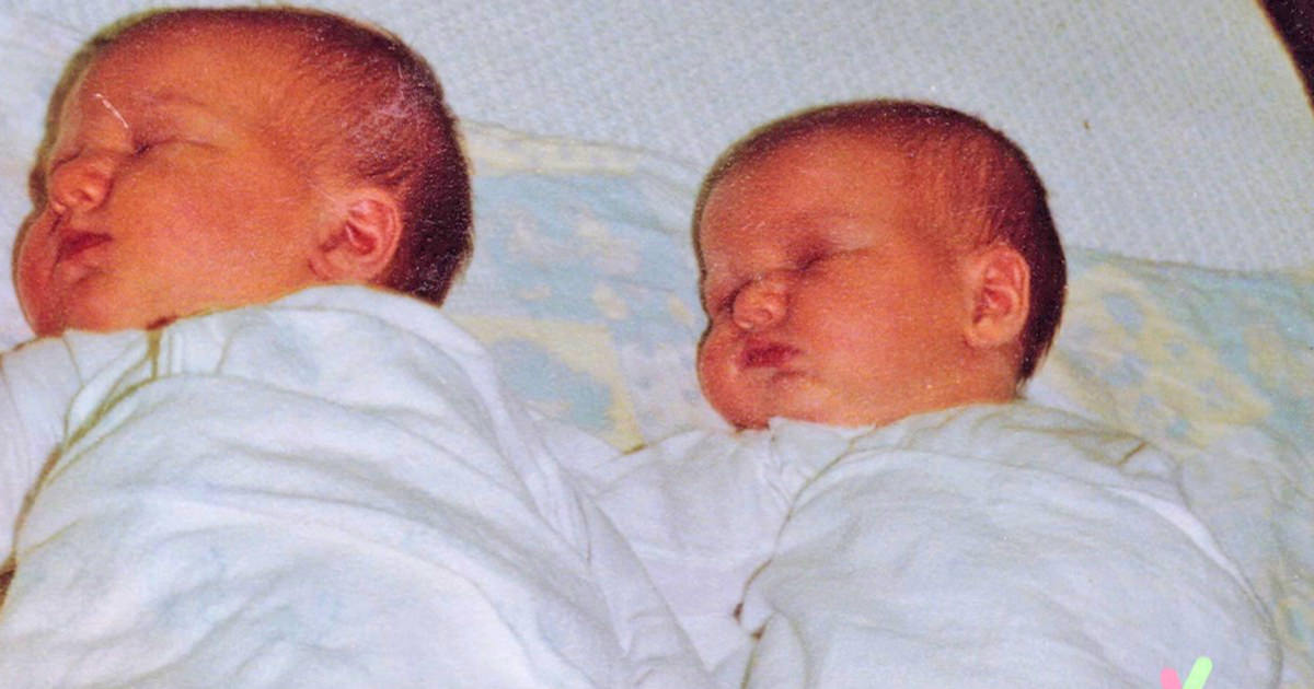 Mamman Föder Tvillingar Men När De Blir Vuxna Avslöjas Sanningen Alla