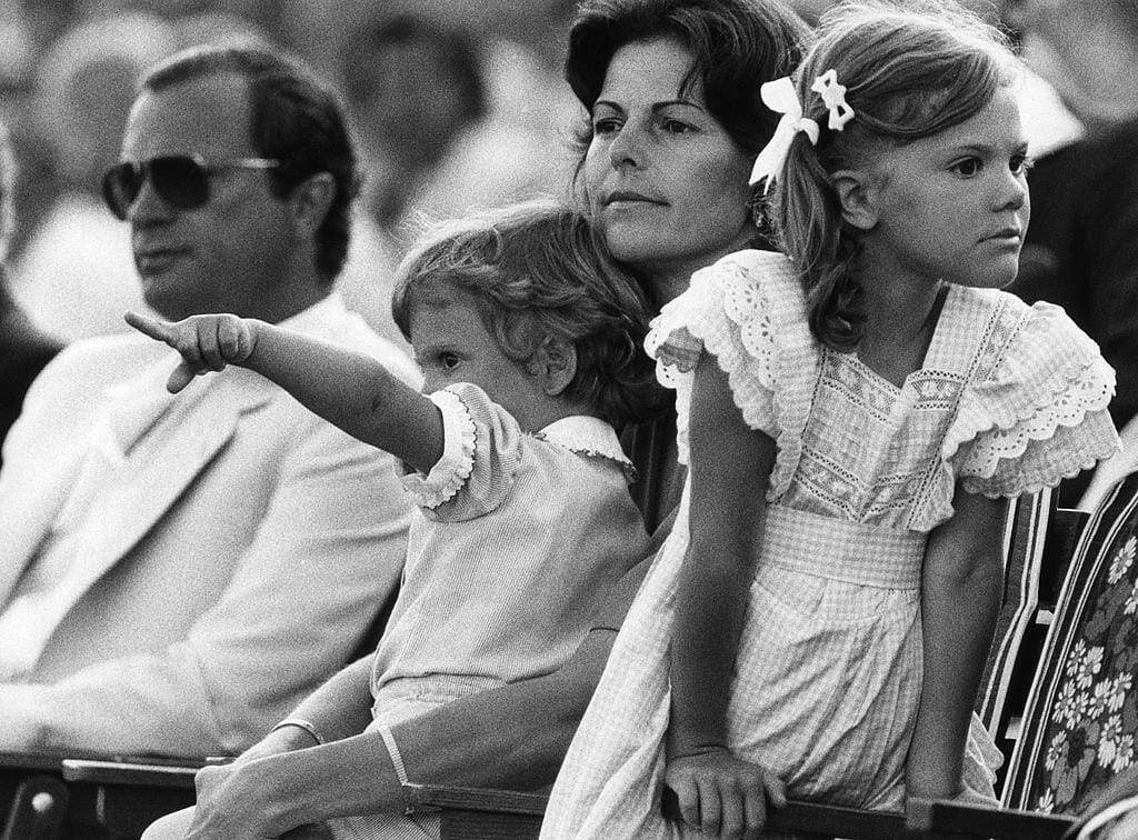 Kronprinsessan Victoria i förgrunden vid firandet av hennes sexårsdag i Borgholm på Öland. Kung Carl Gustaf till vänster och drottning Silvia har prins Carl Philip i famnen. Foto: Rolf Hamilton / TT