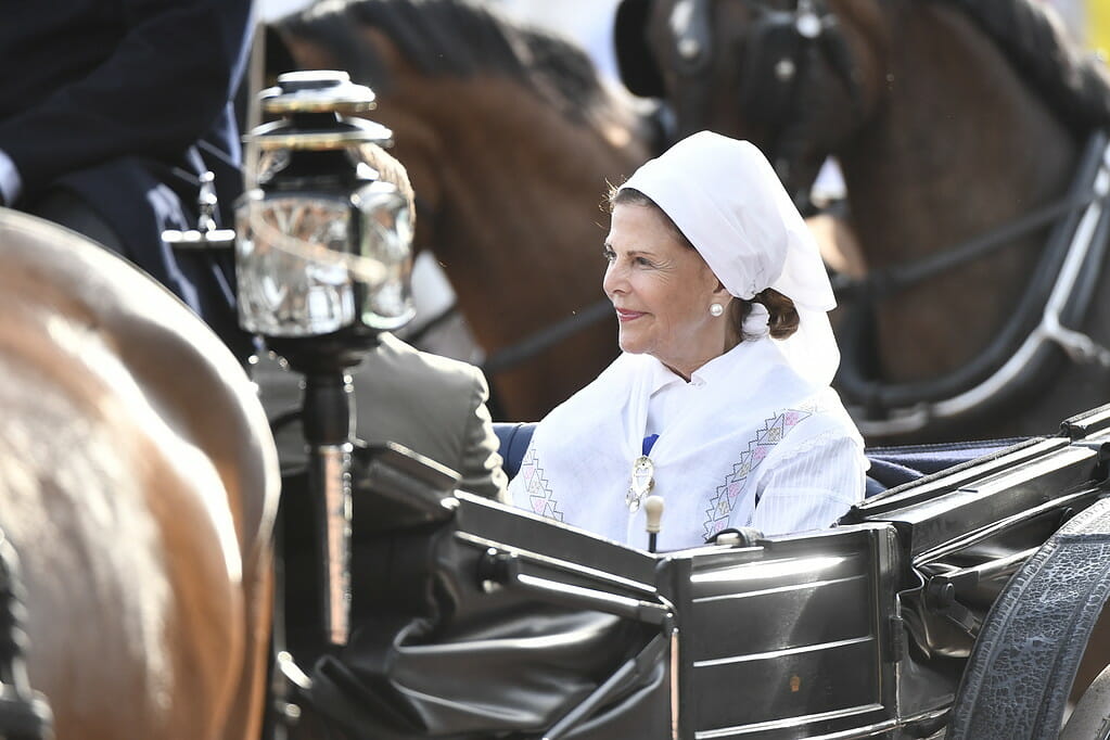 Drottningen anländer till Victoriadagen på Borgholms IP i somras. Foto: Erik Simander/TT
