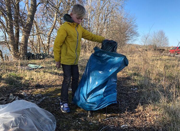 Cornelis, 8, plockar skräp för miljön