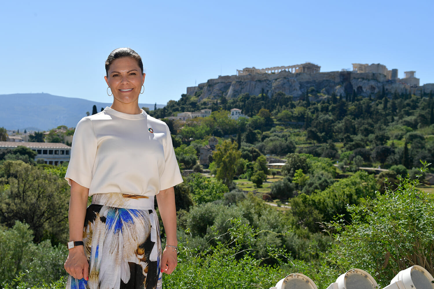 ATHEN 2019-05-02 Kronprinsessan Victoria under sitt besök PÅ Agora museet i Aten Grekland , 2 maj, 2019. Victoria ska delta i seminariets "Challenges and opportunities related to a new climate economy: driving innovation for sustainable development" I bakrgunden Akropolis-klippan Foto: Anders Wiklund / TT