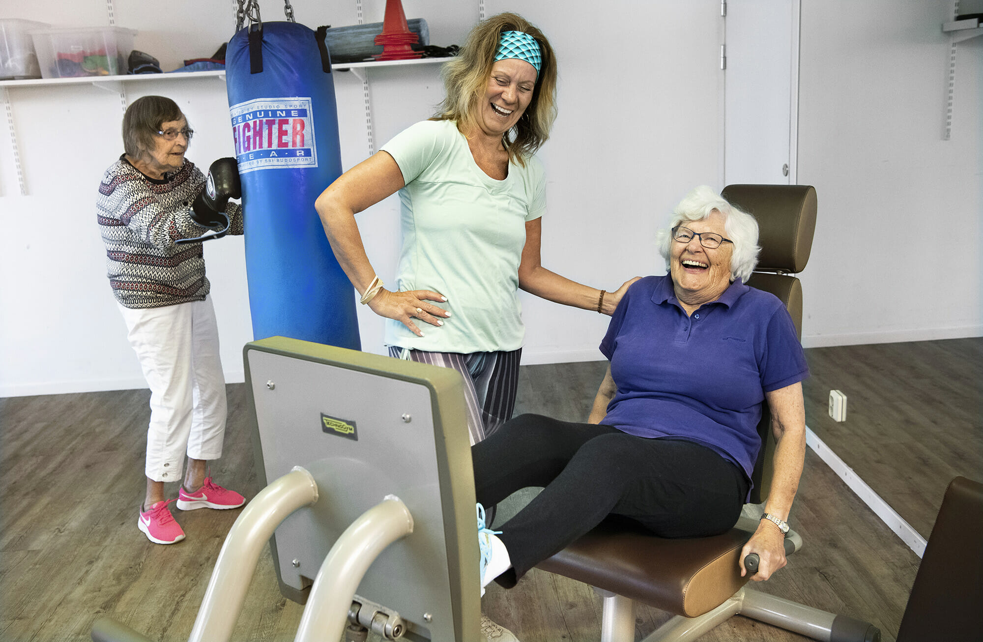 Monica Elsinga frÂn Body Joy tillsammans med 90-plusarna Kerstin Hellgren och Birgitta Wetterdal.