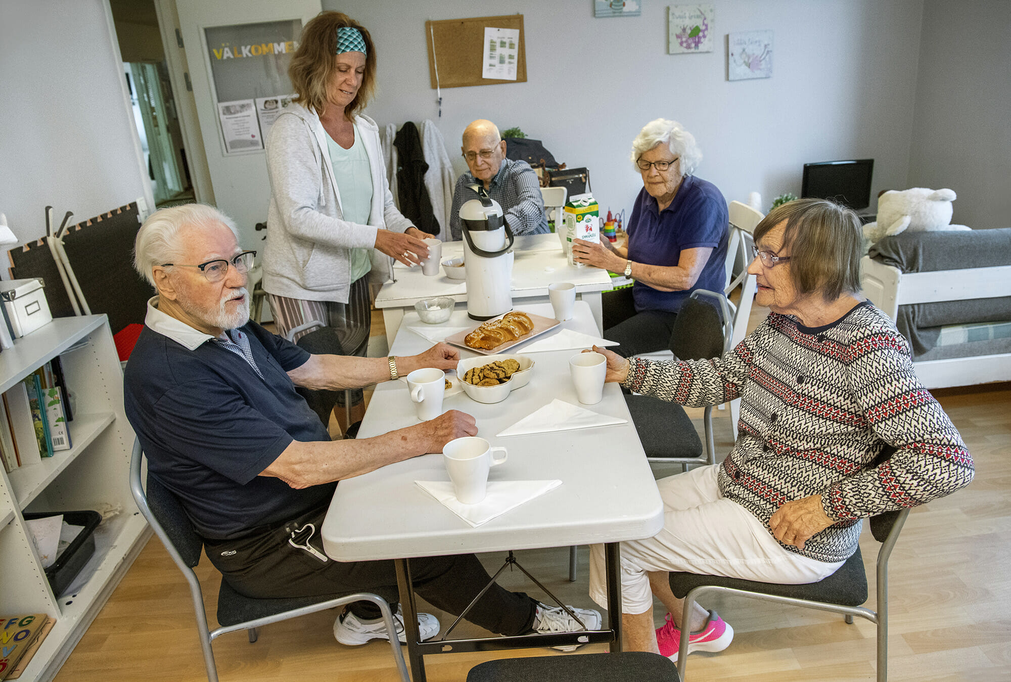 Monica Elsinga fikar med Stig Lundahl, Rurik Kamb, Birgitta Wetterdal och Kerstin Hellgren efter 90-plus gruppens träning på Body Joy.