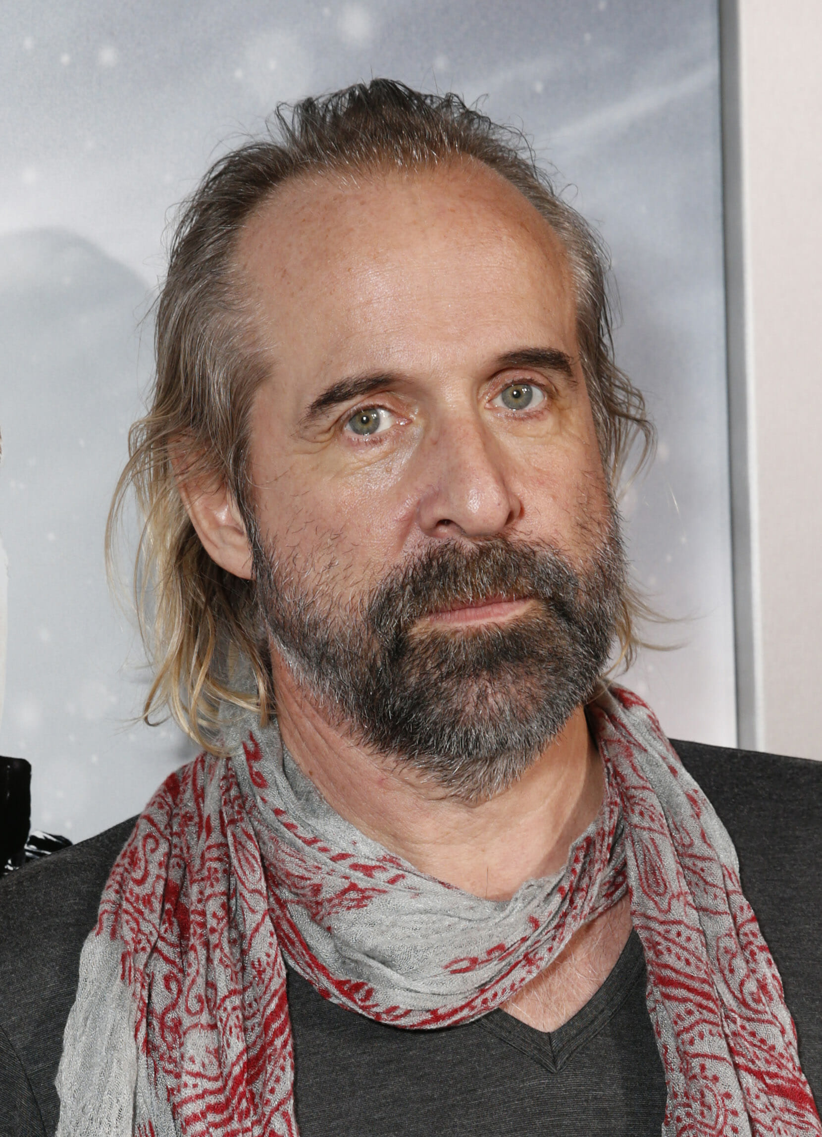 Peter Stormare ryter ifrån mot fattigpensionerna efter mammans öde