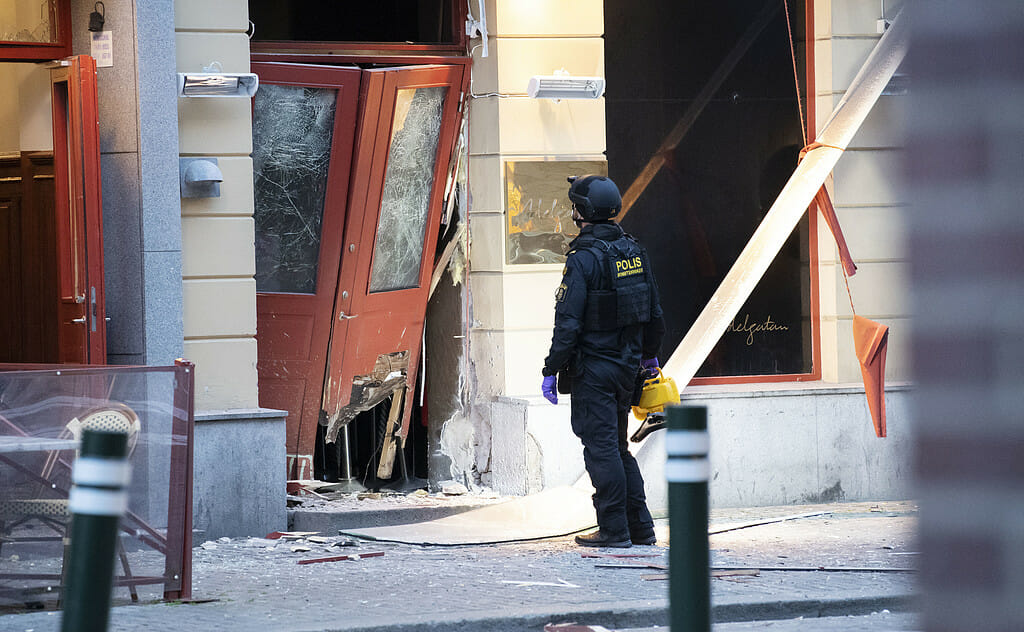MALMÖ 2019-06-11 Bombteknikerna undersöker skadorna efter en explosion utanför en nattklubb på Adelgatan i centrala Malmö tidigt på tisdagsmorgonen. Foto: Johan Nilsson / TT