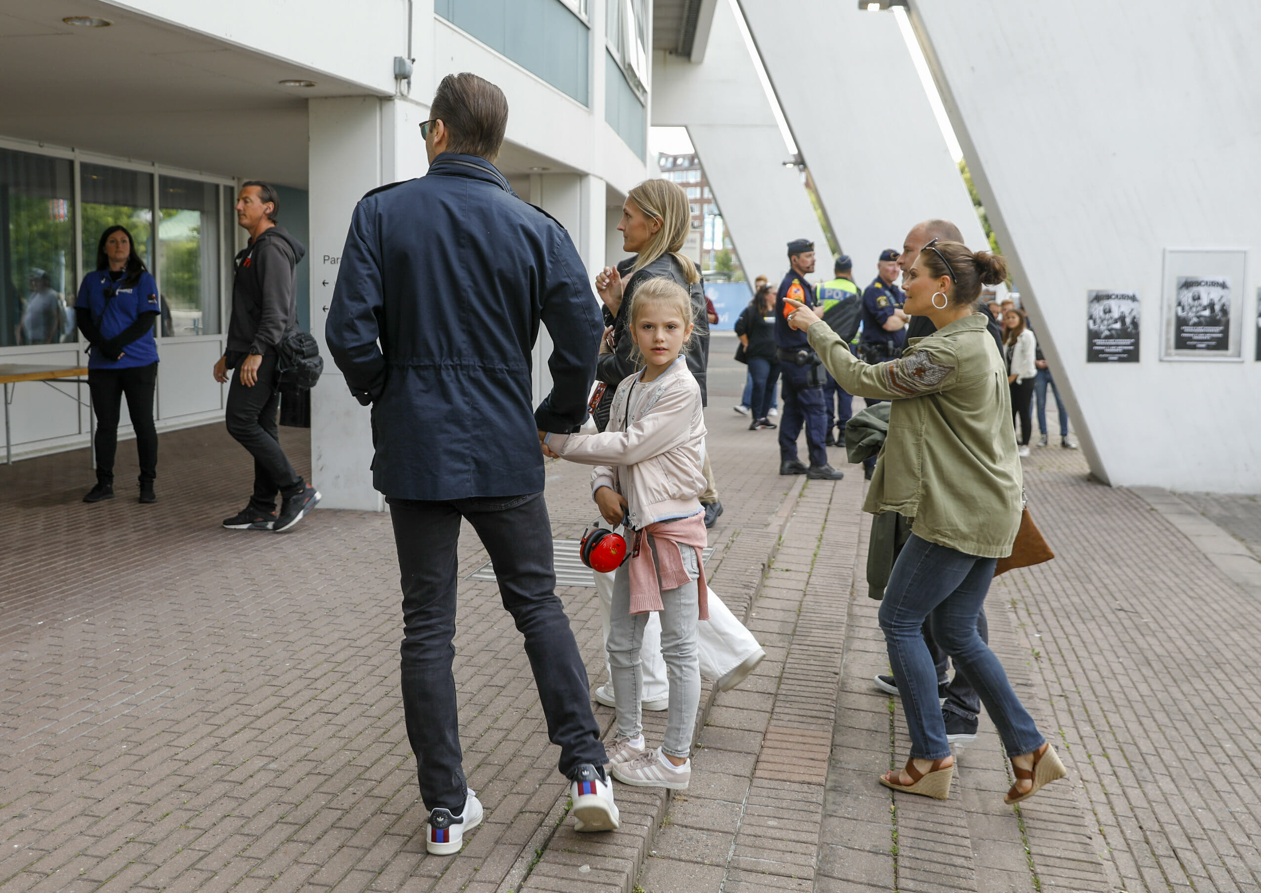 GÖTEBORG 20190709 Prins Daniel, prinsessan Estelle och kronprinsessan Victoria anländer till Metallicas konsert på Ullevi.