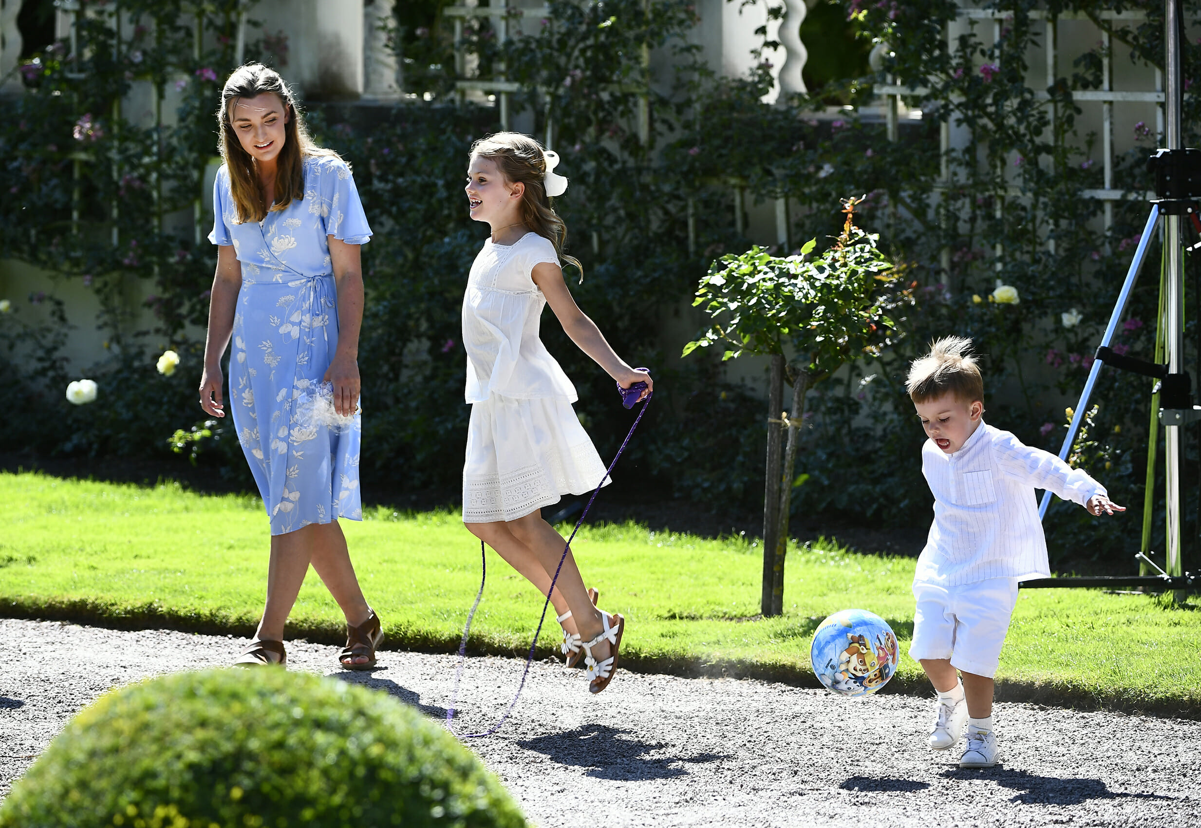 SOLLIDEN 2019-07-14 Prinsessan Estelle, prins Oscar och barnflickan Elvira i samband med födelsedagsfirandet av kronprinsessan vid Sollidens slott på söndagen.
