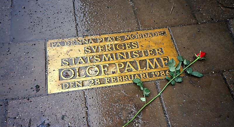 På denna plats mördades statsminister Olof Palme 28 februari 1986 – i korsningen Sveavägen-Tunnelgatan i Stockholm.