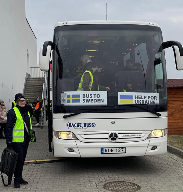 Bussen tar flyktingar till Sverige