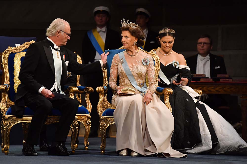 STOCKHOLM 20191210 Kung Carl Gustaf, drottning Silvia och kronprinsessan Victoria vid Nobelprisutdelningen i Konserthuset i Stockholm på tisdagen. Foto: Jonas Ekströmer / TT