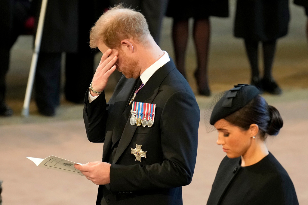 Prins Harry i tårar framför sin farmors kista. 