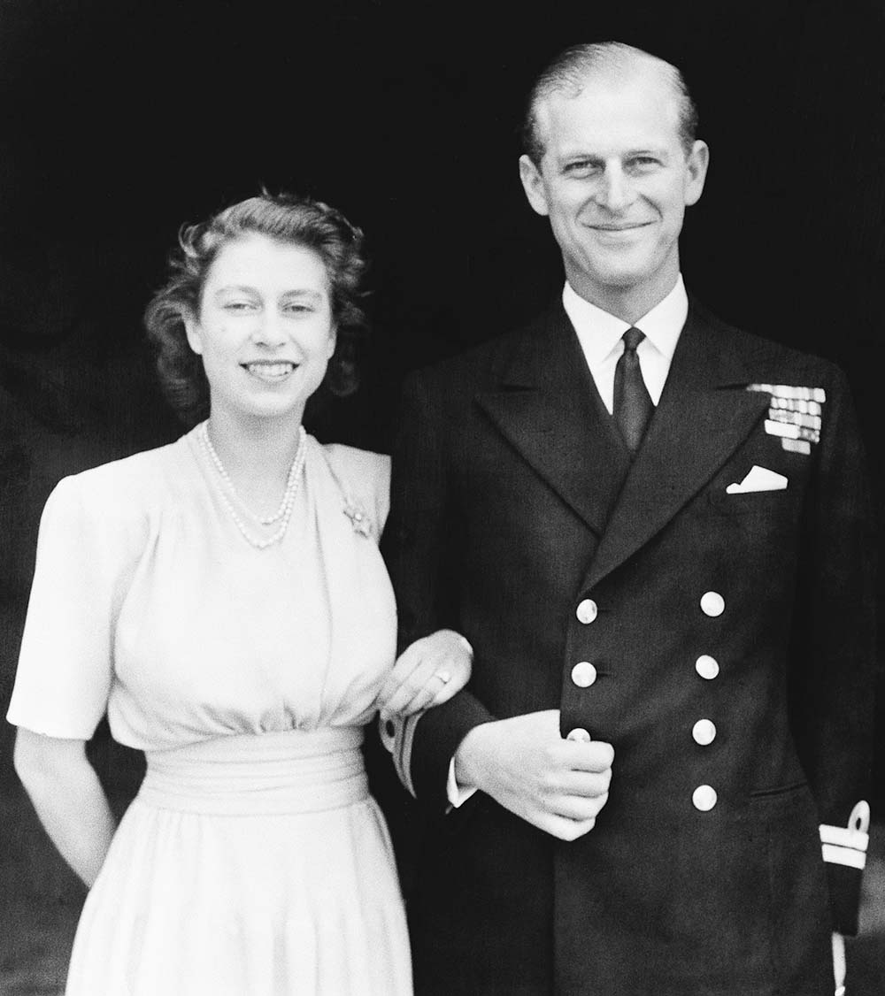 10 juli 1947, den dåvarande prinsessan Elizabeth fotograferad i samband med förlovningen med blivande prins Philip. Foto: AP/TT