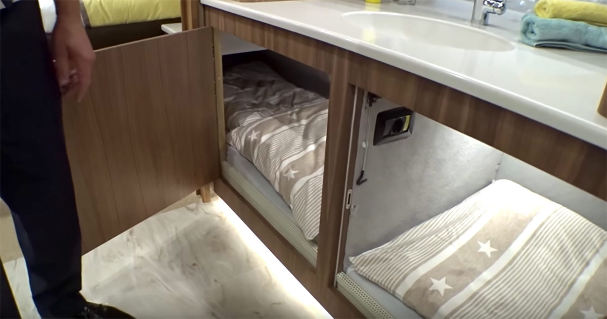 Na zdjęciu widać łóżka, które zostały umiejscowione w niskich szafkach podblatowych