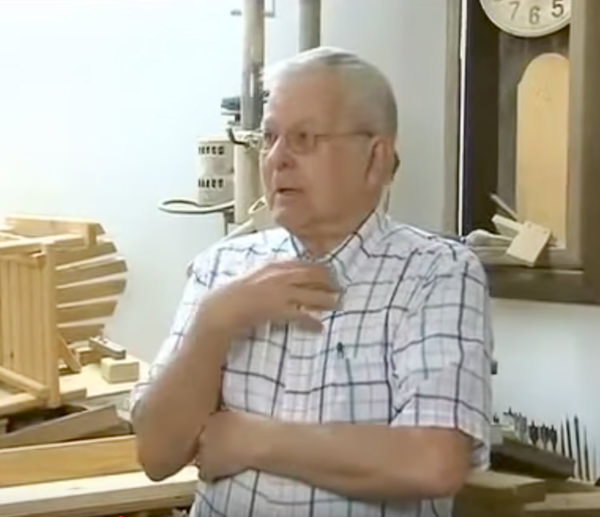 Zdjęcie przedstawia Geralda - mężczyznę, który kupił kołyskę do Valerie