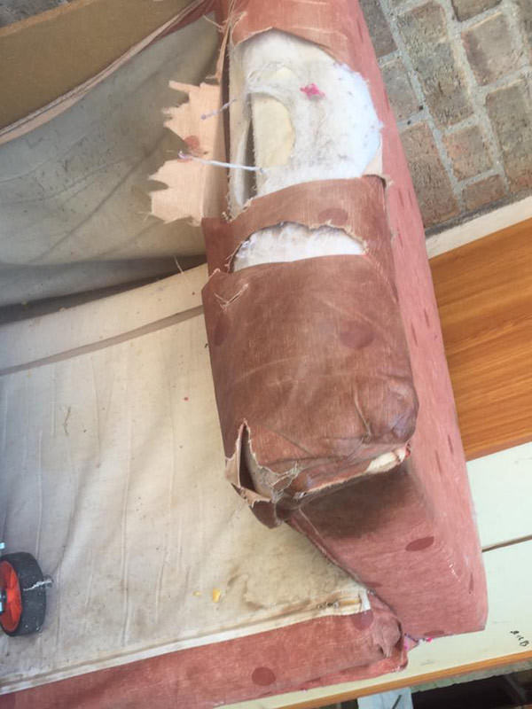 L'immagine mostra un bracciolo danneggiato nel divano