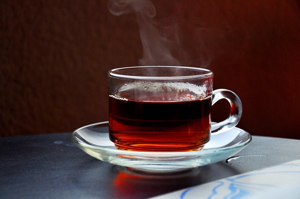 L'immagine mostra una tazza di tè