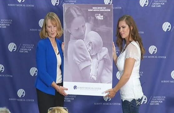 Na zdjęciu Amanda i Susan podczas spotkania po latach, trzymają w rękach wspólne zdjęcie