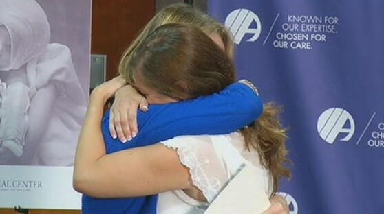 Na zdjęciu Amanda i Susan przytulają się podczas spotkania po latach