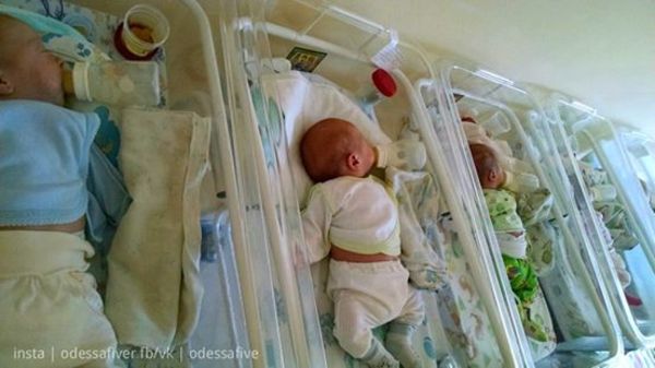 The photo shows quintuplets shortly after birth
