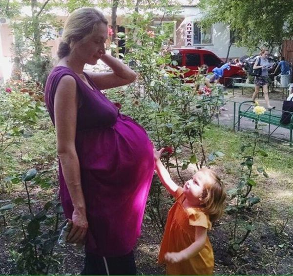 La foto mostra Oksana incinta e sua figlia maggiore