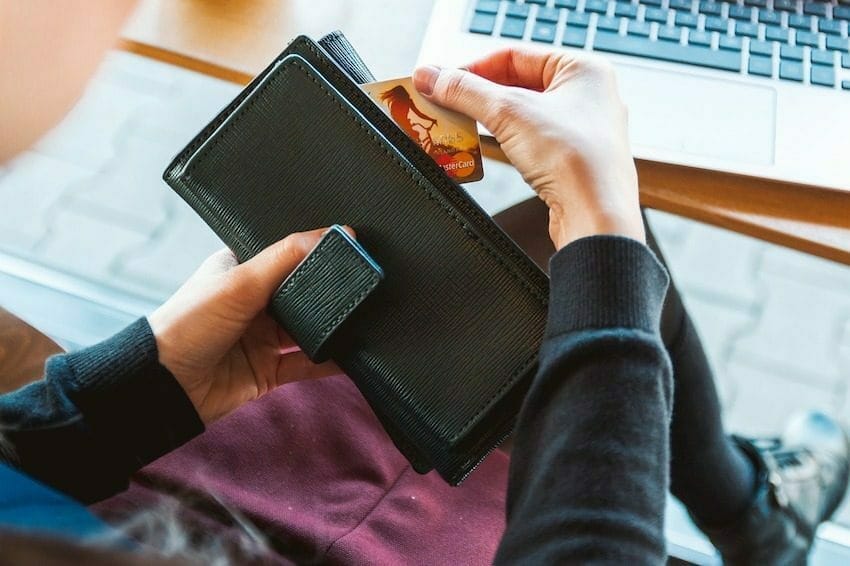 Kobieta sięga po kartę kredytową