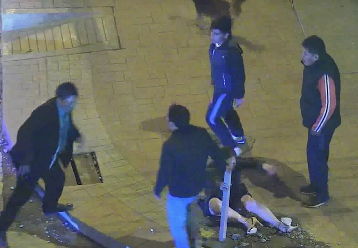 Zdjęcie przedstawia kadr z filmu, na którym mężczyzna bije kobietę, a obcy mężczyźni stają w jej obronie