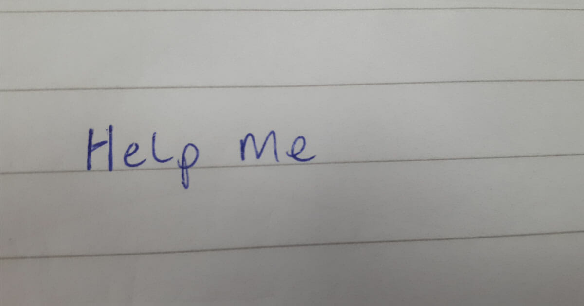 Na zdjęciu znajduje się kartka z napisem "help me" (ang. pomocy)
