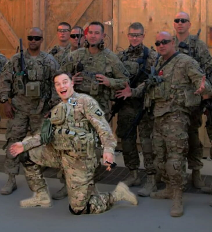 Na zdjęciu znajduje się Jake z innymi żołnierzami podczas służby wojskowej