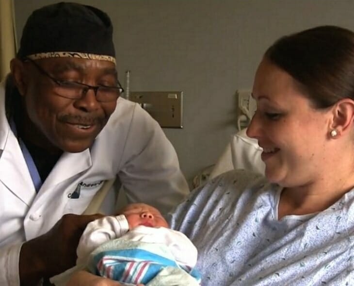 Na zdjęciu doktor Carey Andrew-Jaja śpiewa nowo narodzonemu dziecku