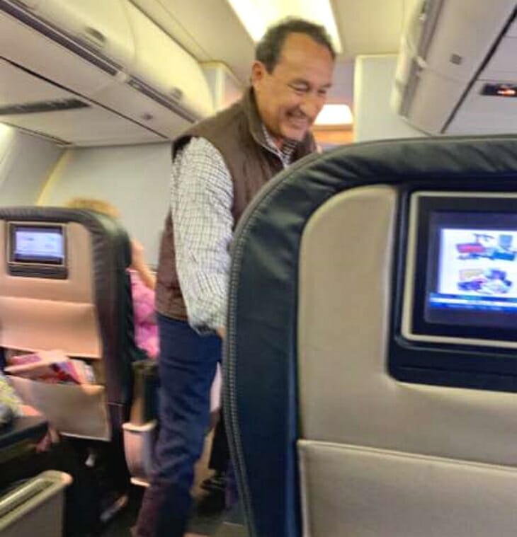 Oscar Munoz witający się z pasażerką drugiej klasy