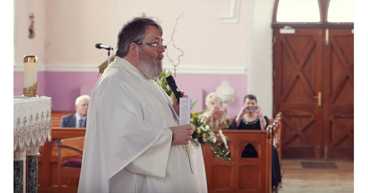 Ksiądz udzielający parze ślubu zaczyna śpiewać jako pierwszy