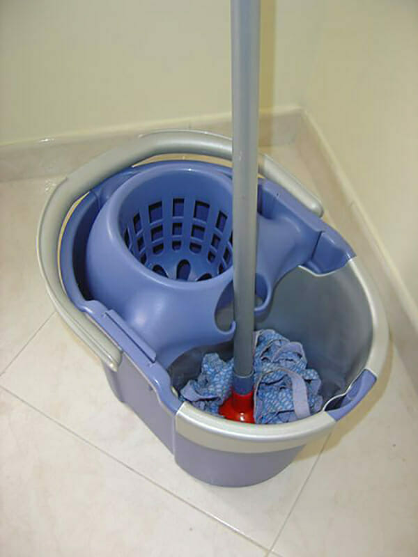 Mop w wiadrze